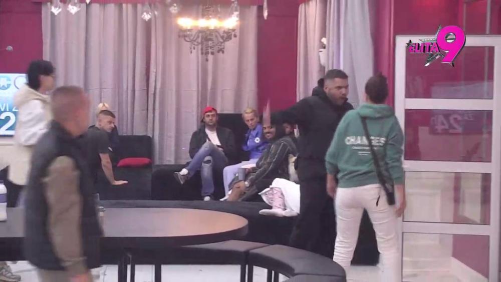 Haos u Beloj kući: Alibabi pala rolatna, urla iz petnih žila! (VIDEO)