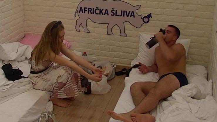 Nisu ni počeli s flertom, a već završili: Viktor shvatio da Rada mentalno ne može da mu parira! (VIDEO)