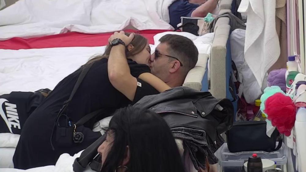 Sve puca od strastvenih poljubaca: Sara odlepila za 20 godina starijim Ivanom, ne može da se odlepi od njega (VIDEO)