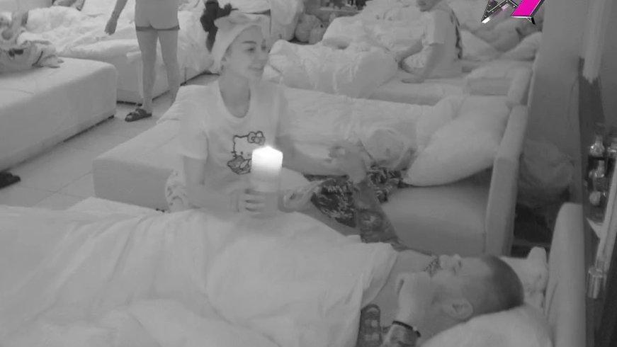 Smeh odzvanja spavaćom sobom! Maja započela ritual nad Janjušem, učesnici se hvatali za stomake (VIDEO)