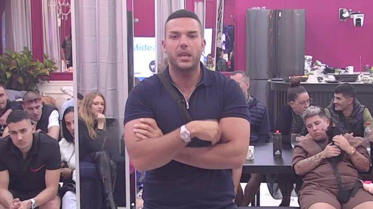 Ego joj raste poput kvasca: Anđelo vinuo u nebesa Saru Stojanović, pa po Ivanu osuo drvlje i kamenje! (VIDEO)