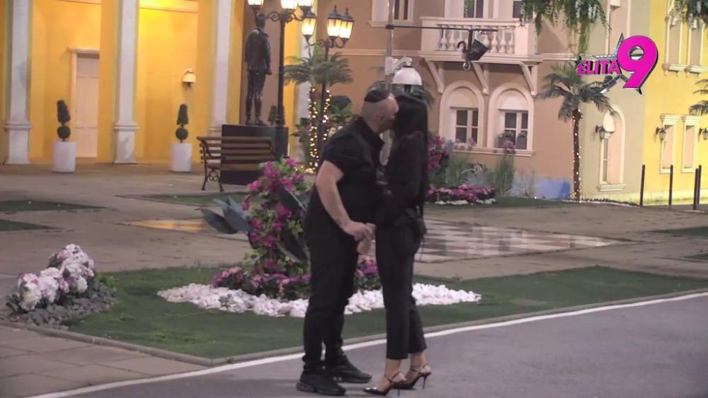 NE MOGU DA SE OBUZDAJU! Sara i Luks zapalili Šimanovce vrelim poljupcima: Ajde samo malo, gurni! (VIDEO)