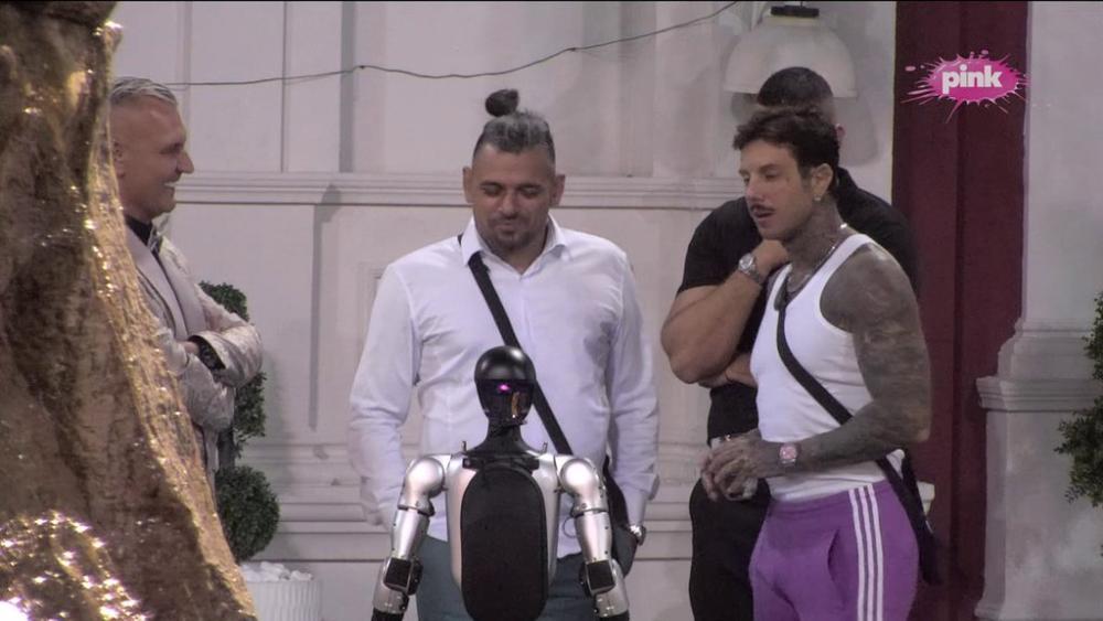 Zašto slaviš razvod?! Robot Toša matirao Boru Santanu pitanjem, urnebesni razgovor nasmejao sve (VIDEO)