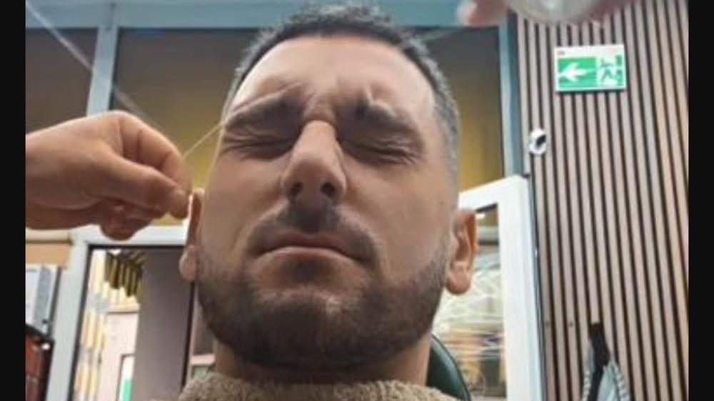 ZOLA U SALONU ZA NEGU LEPOTE! Urnebesna scena, sređuju mu lice, a on kuka na sav glas, pokajao se što je došao! (FOTO)