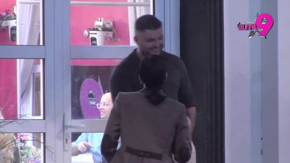 Uživa u prizoru: Asmin umire od smeha dok gleda Minine udvarače kako trčkaraju oko nje! (VIDEO)