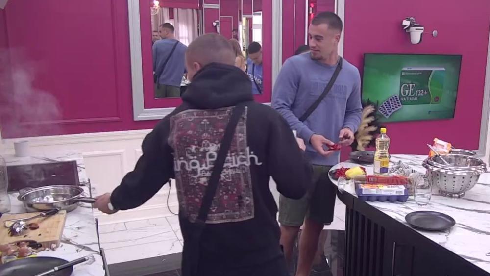ZAMALO ZAPALIO KUHINJU! Još jedan  kulinarski neuspeh: Branko pokušao da isprži kobasice, pa krenulo po zlu! (VIDEO)