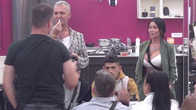 Skočili svi na nju! Ukućani se ostremili na Saru, ona otkrila da li je bila intimna sa Ivanom Marinkovićem (VIDEO)