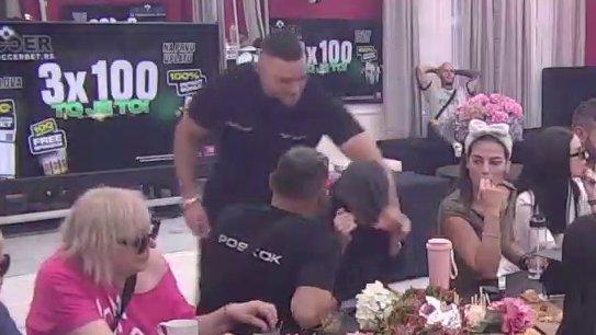 SEVAJU VARNICE! Anđelo i Mina Vrbaški ne kriju flert, pogledajte šta je uradio pred svima (VIDEO)