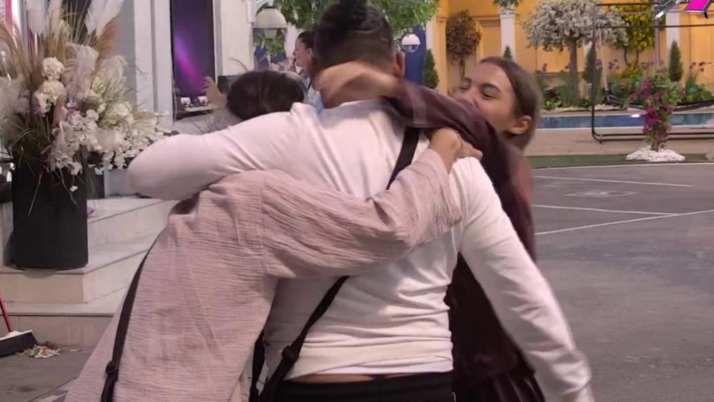 Kako pored dečka nemaš slatko? Bora jedva dočekao da isproziva Ivana, pa Sari izmamio osmeh na lice! (VIDEO)