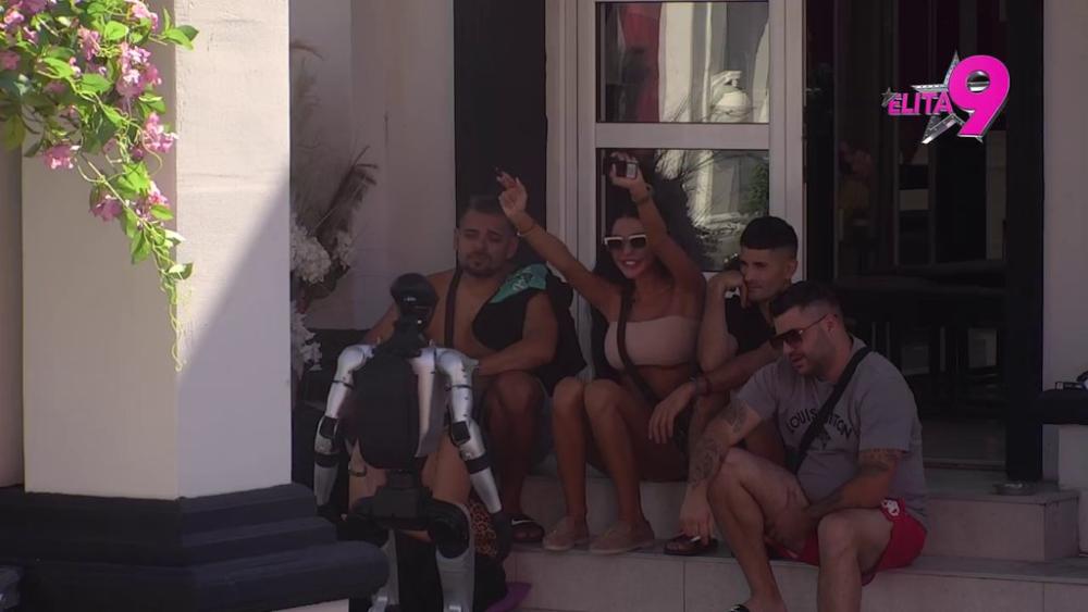 U ČETVRTAK SE ZVANIČNO RAZVODIM: Bora progovorio o svom prisnom druženju sa Sarom Raičević, otkrio robotu Toši kakvi su mu dalji planovi! (VIDEO)