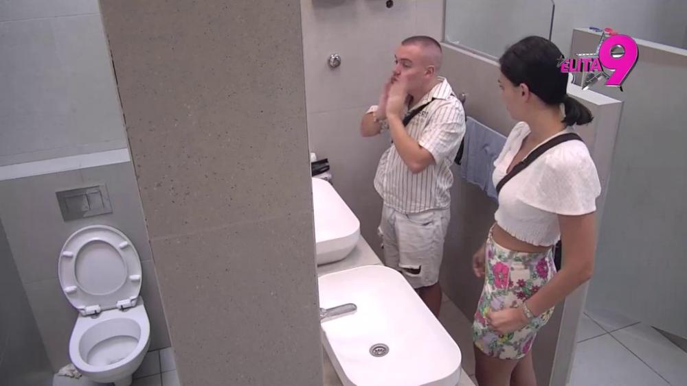 BEZ NJEGA NI NE TRAČARI: Mina rešila da probudi Asmina, kako bi zajedno diskutovali o dešavanjima iz Bele kuće! (VIDEO)