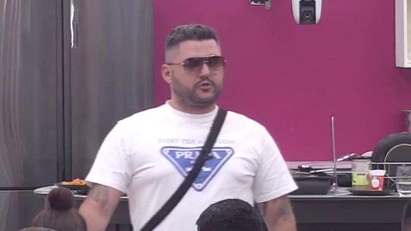 Koristi svaku priliku da ga posprda: Asmin kroz osmeh isponižavao Luku, u sve umešao i sestre Ahmić! (VIDEO)