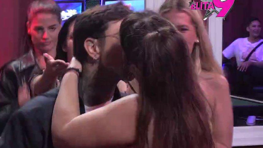 ANITA NA APARATIMA! Nakon pobednice Đukić se strastveno ljubi sa Miljanom Kulić (VIDEO)