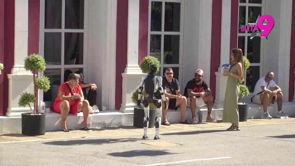 NE MOGU DA JOJ VERUJEM: Ivan se požalio robotu Toši na muke sa Sarom, pa on dao svoj stručni sud! (VIDEO)