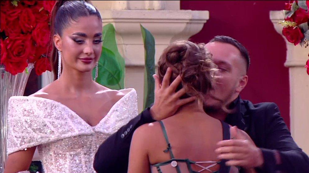 Poniženje veka: Gastoz obrisao patos Anđelom Đuričić! Posle žestoke svađe u emisiji bacio se u akciju sa Sofi (VIDEO)