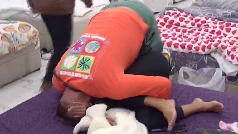 Kuku, šta li će Dušica reći na ovo?! Janjuš digao Maju pred svima, izljubio je, a potom je bacio na krevet (VIDEO)