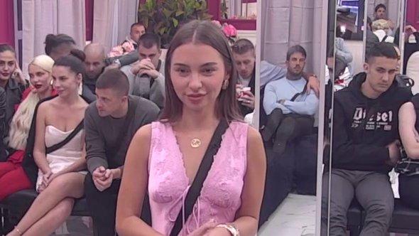 Kad stanem pored njega, sve puca: Sara ne može da odoli Anđelovoj lepoti, ali joj je Ivan ipak draži! (VIDEO)