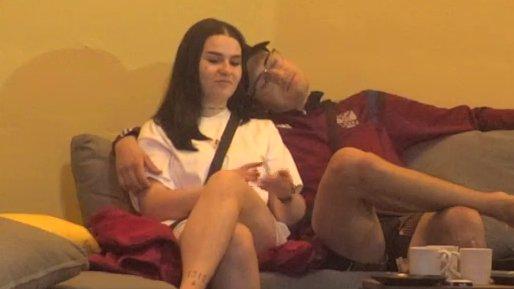 Uživa u njenom društvu! Sandra i Murat se osamili, on prilegao na njeno rame (VIDEO)