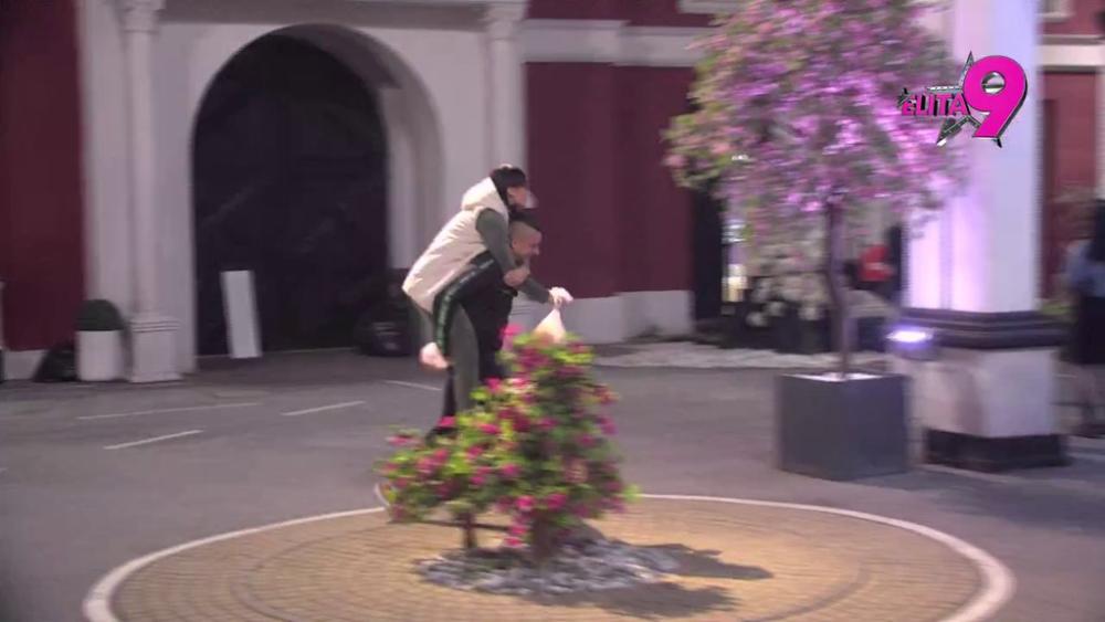 I KONJ PO POTREBI: Terza više ne bira način da zabavi Minu, dozvolio joj da ga uzjaše, pa  joj izmamio osmeh na licu! (VIDEO)