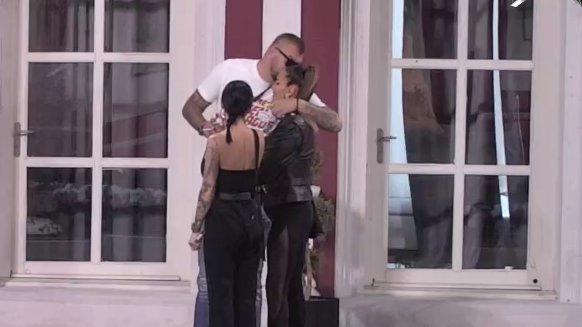 Ne može da joj odoli! Janjuš nahvalio Kačavendin izgled, pa je poljubio pred Vanjom (VIDEO)