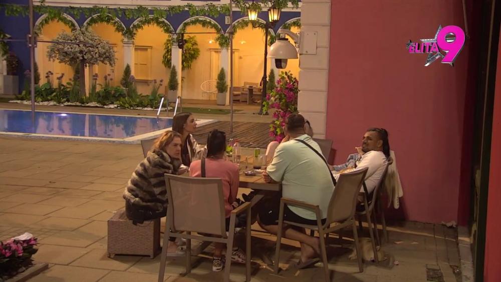 Bora krenuo i ne zaustavlja se: Sara ne prestaje da turira za Ivana, postavio joj pitanje zbog kog je PREBLEDELA u sekundi! (VIDEO)