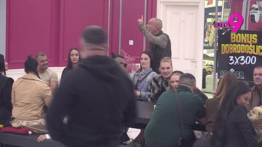 Mića digao Aneline bivše na noge, izazvao opštu pometnju, pa udario na njih: Asmin i Janjuš ne mogu očima da se gledaju, a tek... (VIDEO)