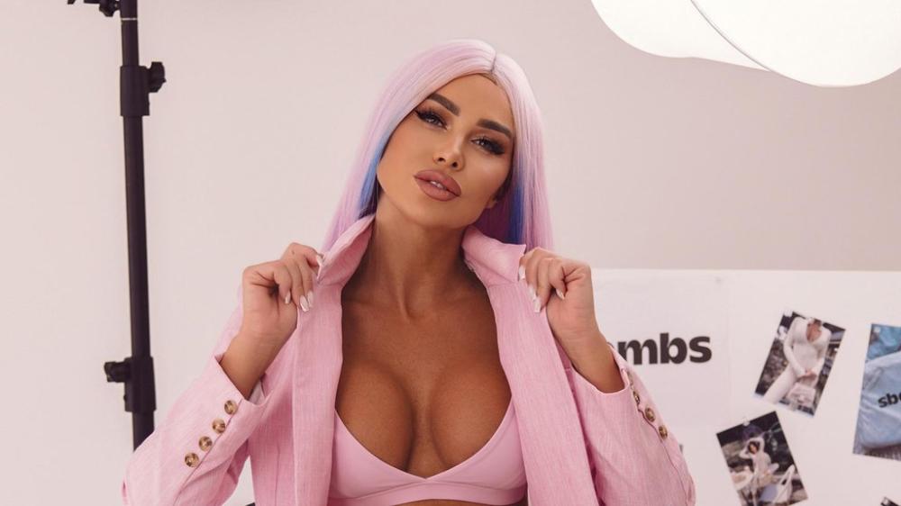 MUŠKARCIMA PADAJU VILICE! Stanija se snimila u nikad izazovnijem izdanju, grudi u prvom planu (FOTO)