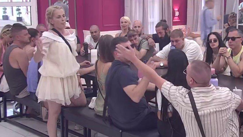 Ne znam koji problem imate s tim što hoću da učim srpsku kulturu: Murat zapušio usta cimerima, Jovana advokatica zaratila s Dačom, on zaurlao: Hajde bre ma*š na fakultet, pa da radiš u struci (VIDEO)