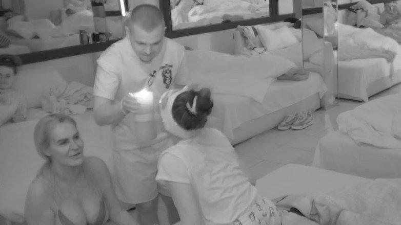 URNEBESNO! Maja, Dača i Kačavenda udruženim snagama i uz posebne molitve isterali Groficu iz spavaće sobe: Izađi iz mene Grofice i nemoj se više vraćati! (VIDEO)