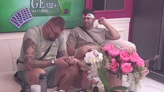 Janjuš se bacio u akciju: Krenuo da zavodi lepu Saru Šajić, ona ne skida osmeh! (VIDEO)