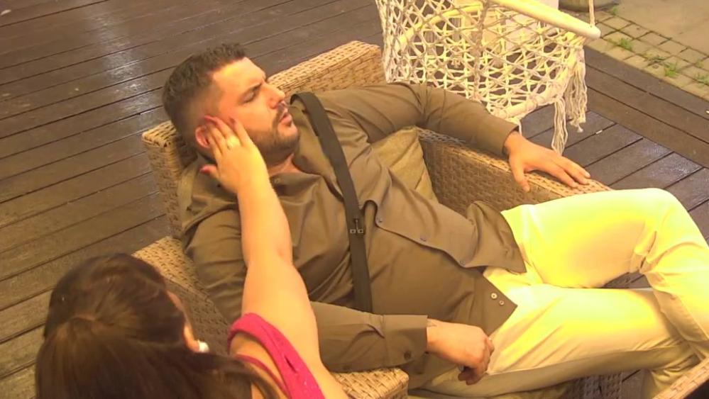 Miksi se opustila ručica i završila na Asminovom licu: Nije se ni uselila u kuću, a već počela da zavodi! (VIDEO)