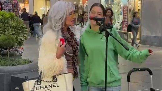 Bebi Dol oduševila sve! Zapevala sa devojčicom u Knez Mihailovoj, ljudi bili oduševljeni prizorom (FOTO+VIDEO)