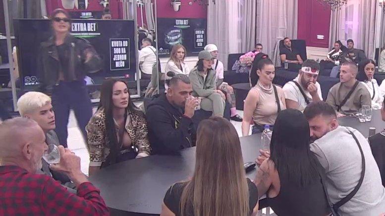HAOS! Tanja skočila na Vanju, pljuštale uvrede, a onda se u sve umešala Kačavenda (VIDEO)
