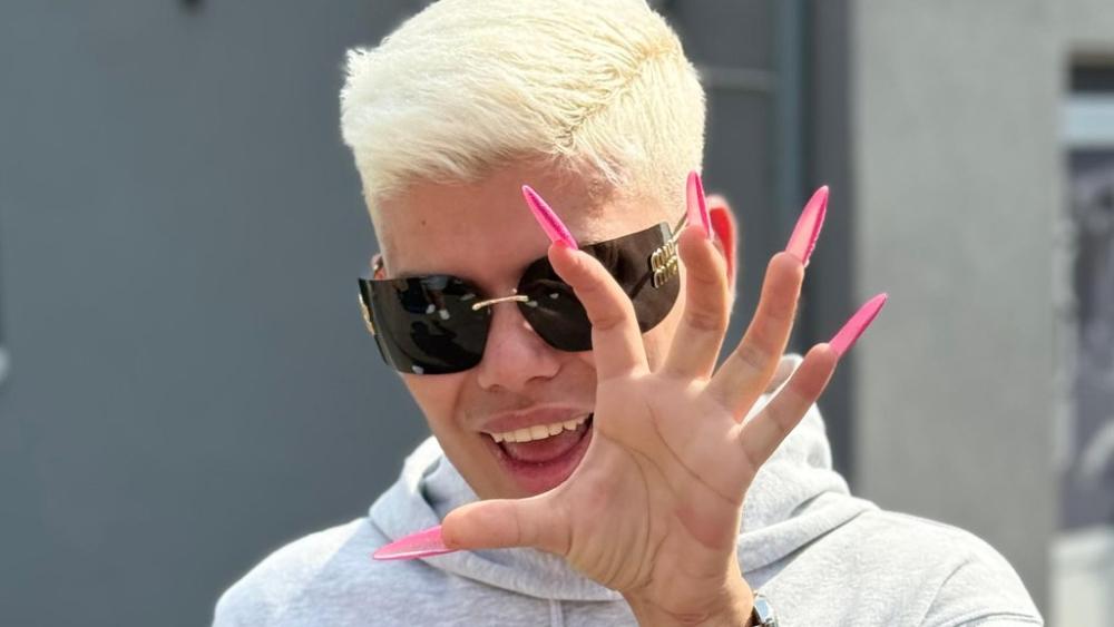 ANITA I COMARA ISPRATILE UROŠA U KARANTIN! U Elitu ulazi u kostimu JK i sa PINK KANDŽAMA, a Terzi najavljuje pakao: Tražim mu 2 MILIONA na sudu! (VIDEO)
