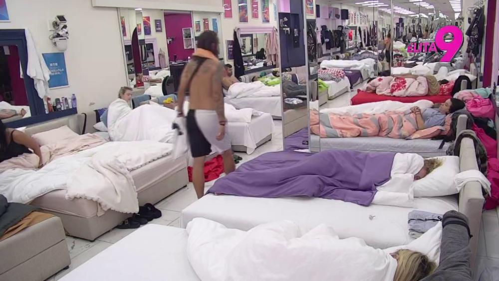 NA NOGE LAGANE! Veliki šef rešio da učesnike Elite probudi na OVAJ način!  Evo kako su reagovali! (VIDEO)
