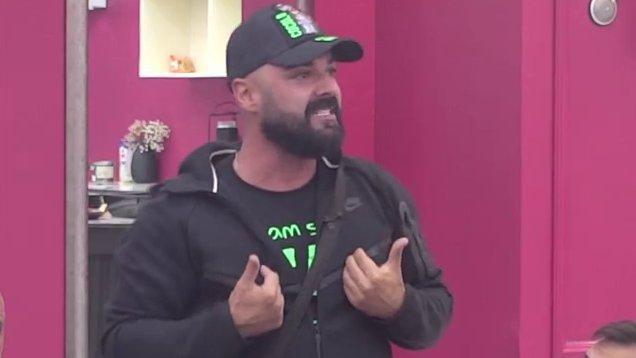 OPŠTI HAOS ZA STOLOM! Luka pokušao da se opere od izrečenih reči, dao sve od sebe da svali sve na Asmina: On je okačio njene gole slike... (VIDEO)