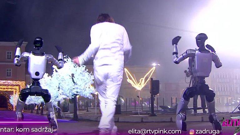 SPEKTAKL KAKAV NIGDE NE POSTOJI! Željko Mitrović izveo plesnu tačku s humanoidnim robotima, evo kako izgledaju Toša i Goša (VIDEO)