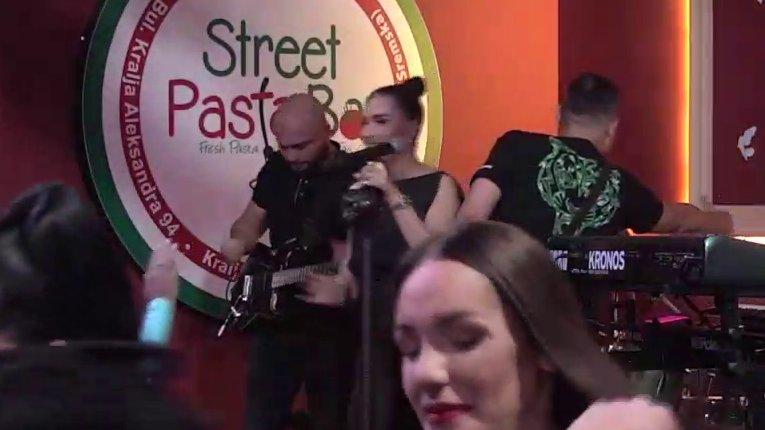 Noć koja obećava: Zorana Mićanović stigla u Elitu, odmah se latila mikrofona i usijala atmosferu! (VIDEO)