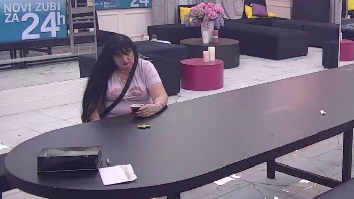 PIJE KAFU SA VELIKIM UŽIVANJEM! Milosava sačekala da se ukućani uspavaju, pa napravila sebi ugođaj za deset! (VIDEO)