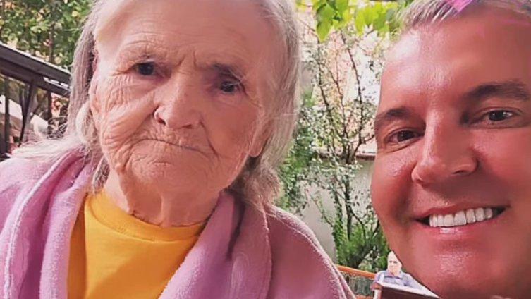 NAKON TEŠKIH DANA, SREĆA U DOMU MILANA MILOŠEVIĆA! Voditelj sa majkom zajedno u bajkovitoj bašti, a ona u roze bademantilu (FOTO)