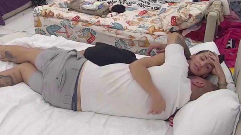 Ne gubi vreme: Janjuš ubacio u petu brzinu i dao sve od sebe da smuva Dušicu! (VIDEO)