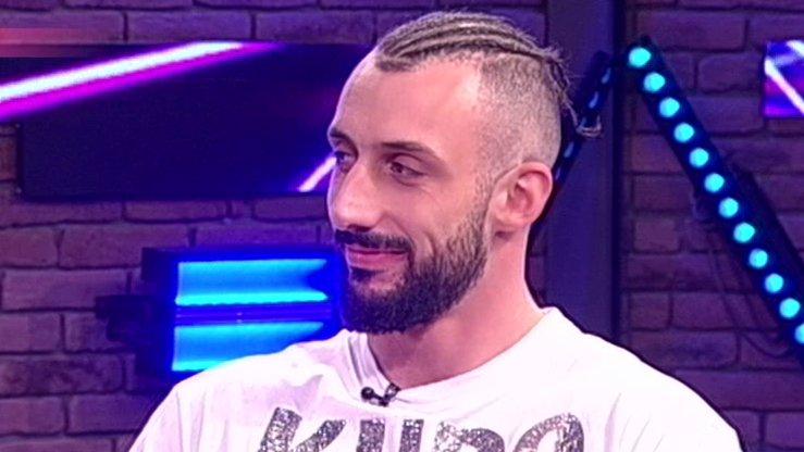 STOKO, SELJAČINO! Uvredljive poruke osvanule na skupocenom automobilu bivšeg zadrugara: NATPIS NA VRATIMA ĆE VAS ŠOKIRATI (FOTO)