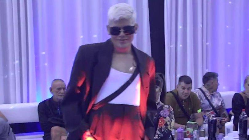 Uroš Stanić pomerio sve granice: Elegantnim odelom zapalio scenu, više nema konkurenciju! (VIDEO)