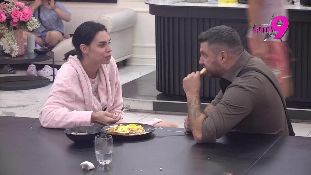 Ne bira način da je osvoji: Terza postao lični kuvar Mine i Alibabe, spremio im ozbiljnu gozbu! (VIDEO)