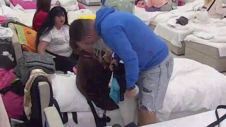Ne može da mu odoli: Sara otvorila oči i odmah poželela da poljubi Ivana Marinkovića! (VIDEO)