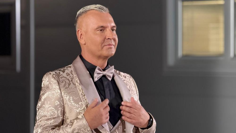 SIJA KAO LAS VEGAS! Milan Milošević  se pojavio u neviđenom stajlingu na otvaranju ELITE 9 i zasenio sve (FOTO)