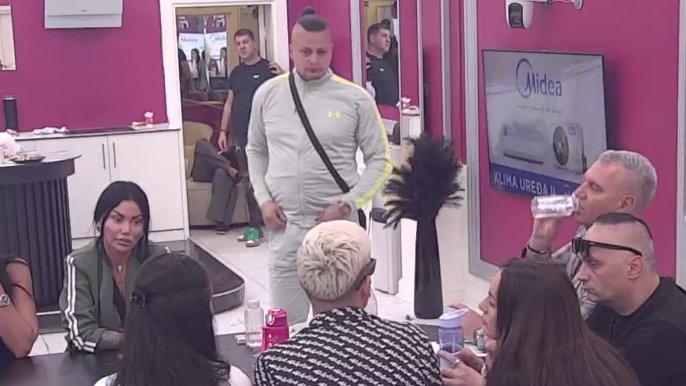 Au, kakav blam! Terza zamenio teze, zaboravio da mu je Milica rodila dete, nablatio je, a uzdigao Minu Vrbaški, Stanić skočio: Prošle godine ku*va tetovka Sofija, ove godine druga! (VIDEO)
