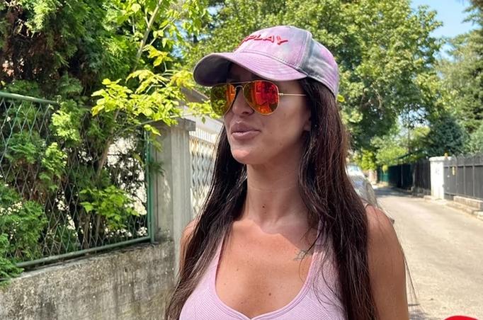 BIVŠA ZADRUGARKA POKAZALA NOVU TETOVAŽU Tik iznad grudi išarala ove reči: Svi se pitaju kome je posvetila (FOTO)