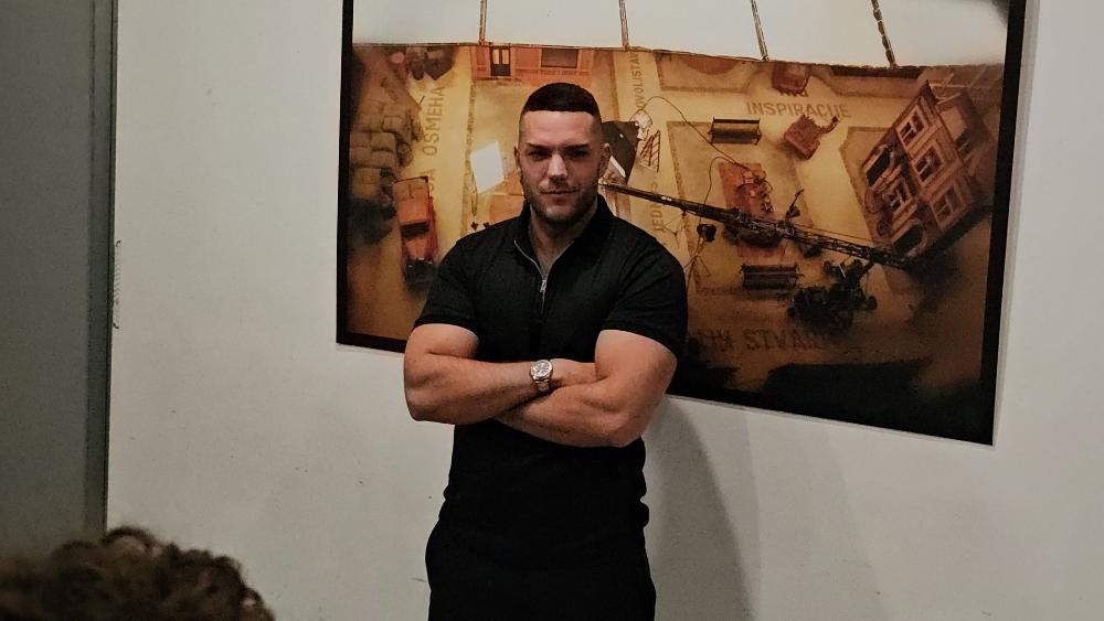 OVOG ZADRUGARA SINOĆ MNOGI NISU PREPOZNALI: Presadio kosu i nabildovao se, pamtite ga po vezi sa poznatom pevačicom (FOTO)