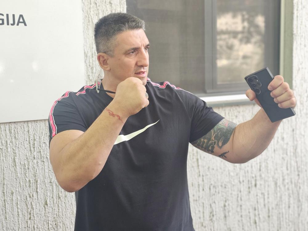 "Spavaju bezbrižno, brinem o njima" Kristijan Golubović SA SINOVIMA OTIŠAO IZ Beograda - pokazao gde će boraviti neko vreme (FOTO)